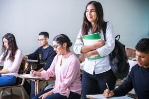 Découvrez la prépa B/L : présentation des matières enseignées et des débouchés possibles après la filière lettres et sciences sociales. Préparez votre avenir avec une formation pluridisciplinaire exigeante et reconnue.